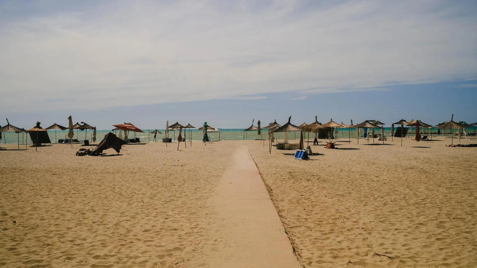 Beach Flat On Relaxing Residence Golem  Apartment